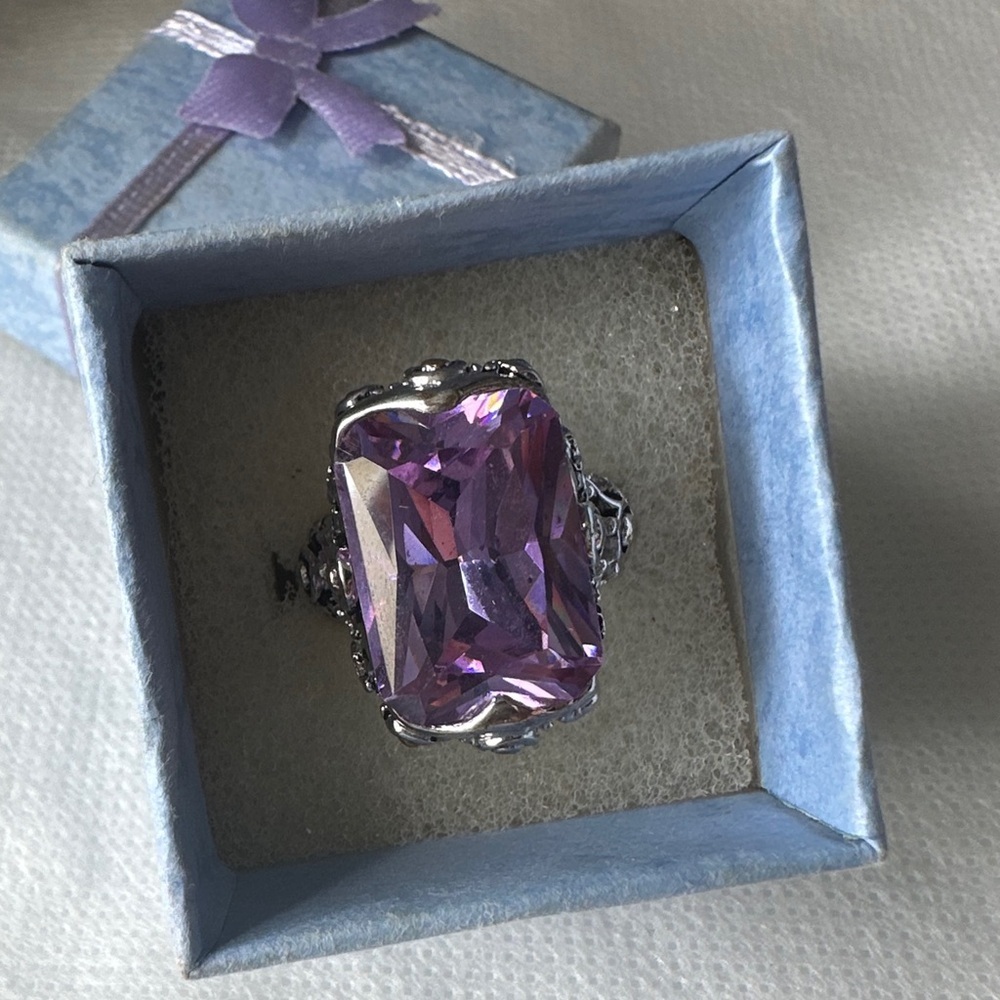 SALE-Vintage Large Amethyst Silver Ring - Picture 3 of 6